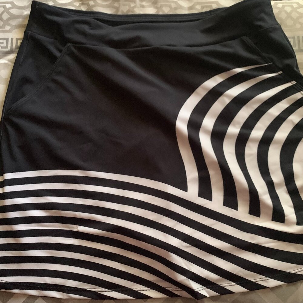 NWT Acegolfs 16 inch skort black and withe Medium